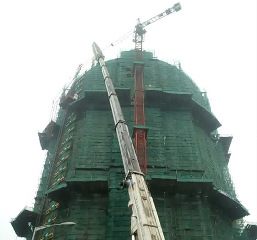 平凉吊车在工地上作业
